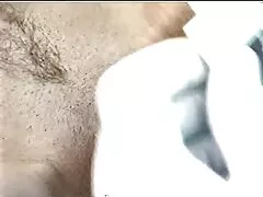 كان فيلم سكسي نساء مع الحيوانات الرضيع قرنيًا في الحمام ودعا صديقها حتى يمارس الجنس معها