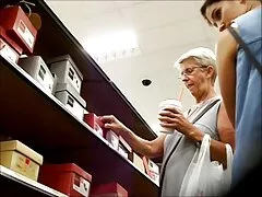 رجل أسود قوي الملاعين فلم سكسي يهودي اثنين من السود في فمه وجمل