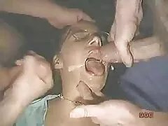هواة ممارسة الجنس مع امرأة سمراء على السرير فيلم سكسي طالبات