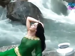 فتاة شابة وجميلة مارس الجنس في كس من فيلم انمي سكسي قبل صديقها الروسي